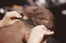 رجل قص شعر هندي يريد العمل في الكويت.