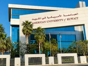 أعلنت الجامعة الأمريكية في الكويت (AUK)، الواقعة في محافظة حولي بالكويت، عن ثمانية وظائف شاغرة في مجالات التعليم الأكاديمي والتدريب والتوجيه المهني.
